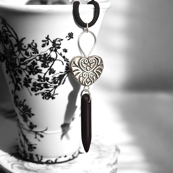 5 For $25💫Silver Winters Heart With a Black Spike Necklace - Picture 4 of 4